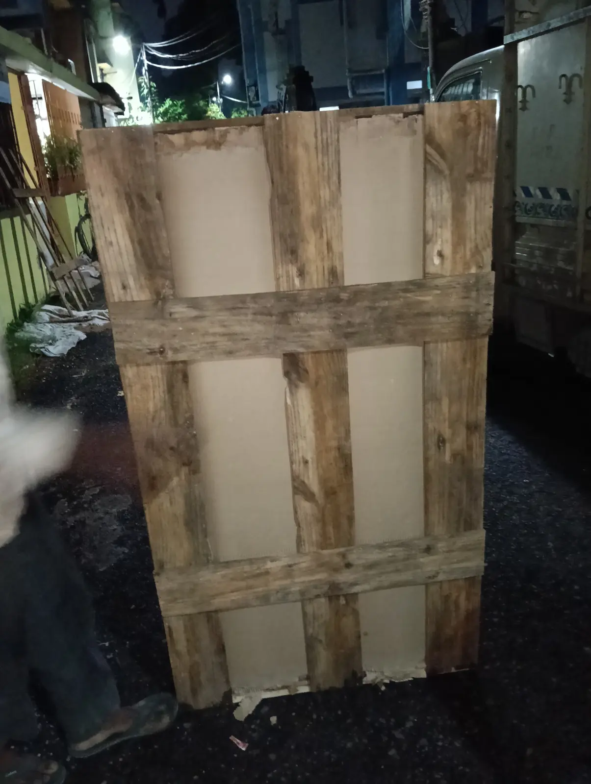 Wooden crate packing for fragile goods