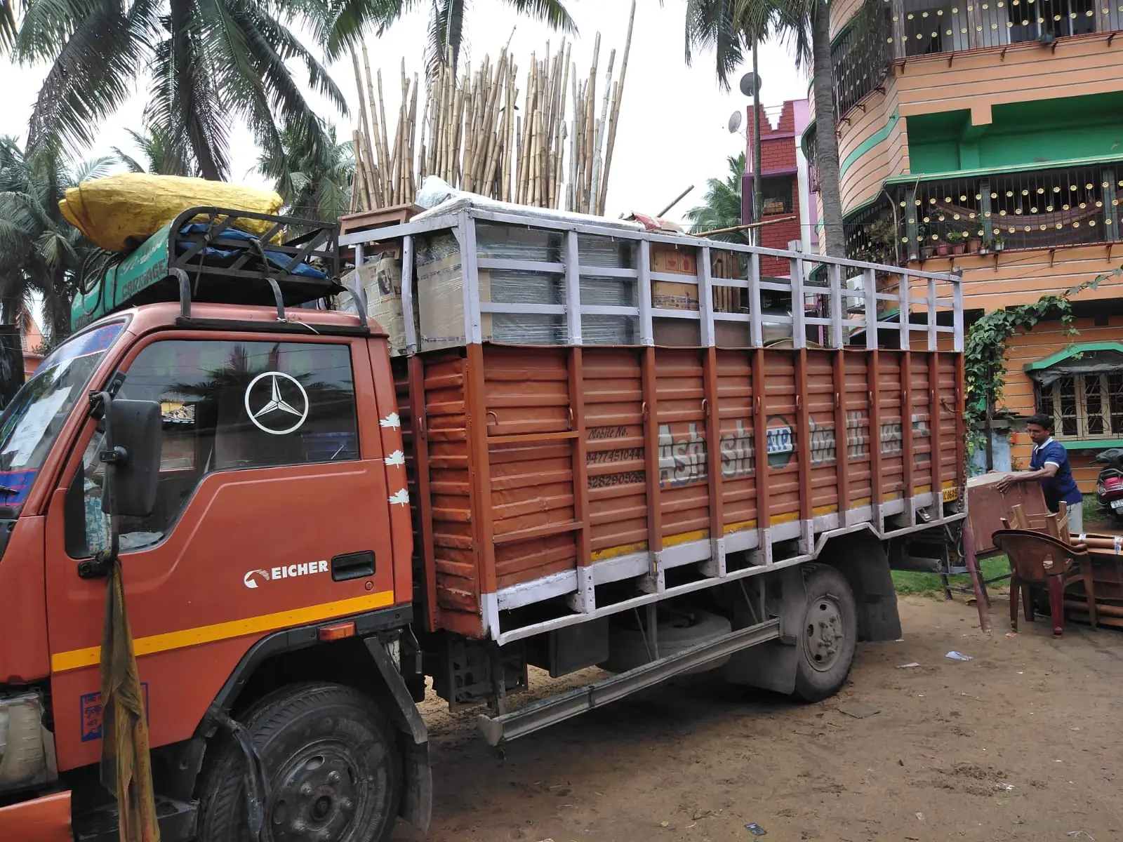 Household goods transportation vehicle